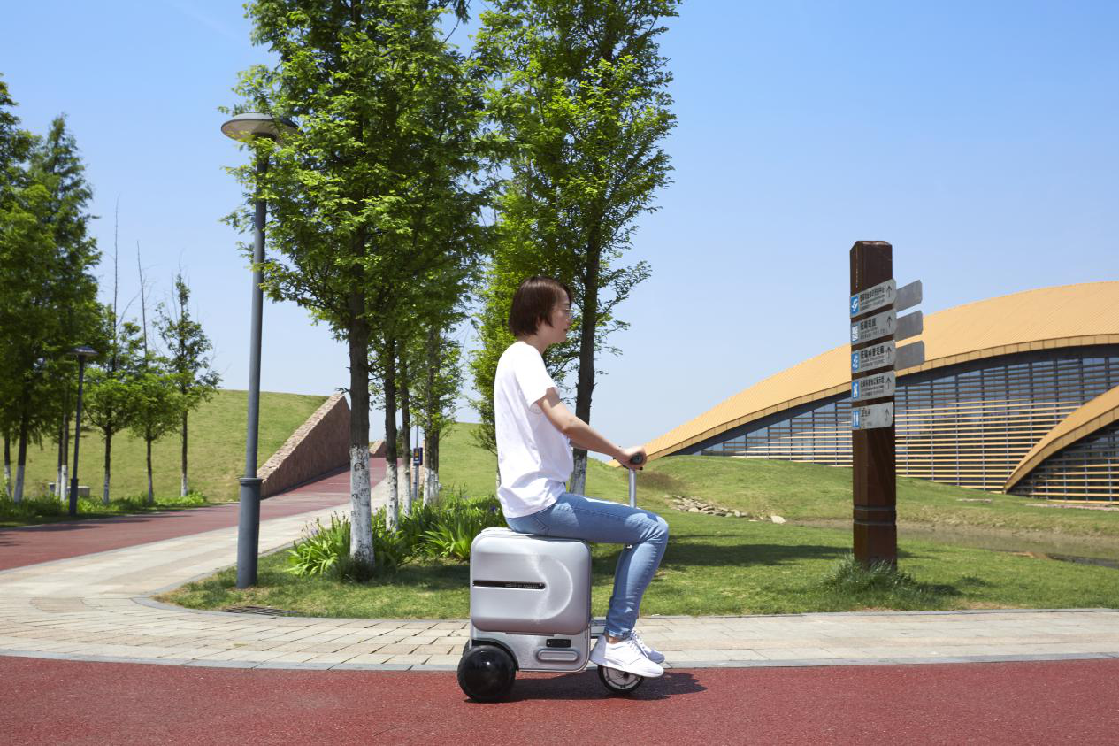 爱尔威智能行李箱