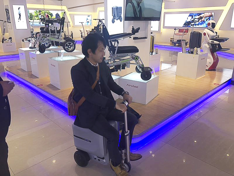 airwheel爱尔威骑行行李箱