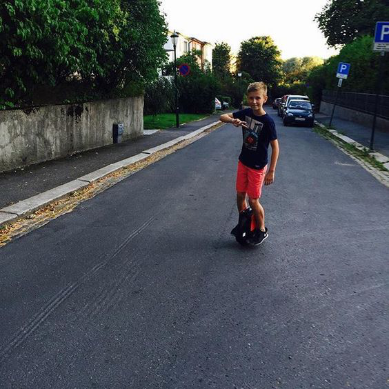 爱尔威智能电动车