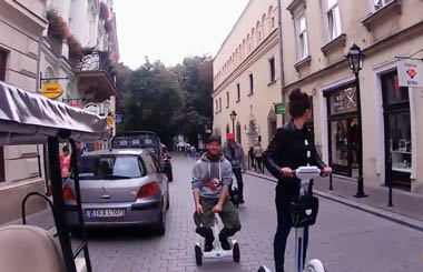 一群国外Airwheel爱尔威平衡车玩家齐刷街！
